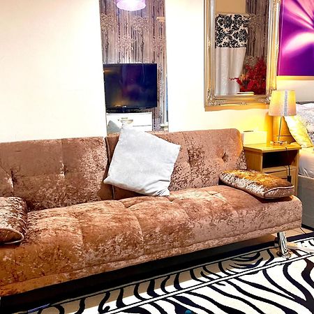 לונדון Comfy Double Bedroom With A Private Toilet מראה חיצוני תמונה