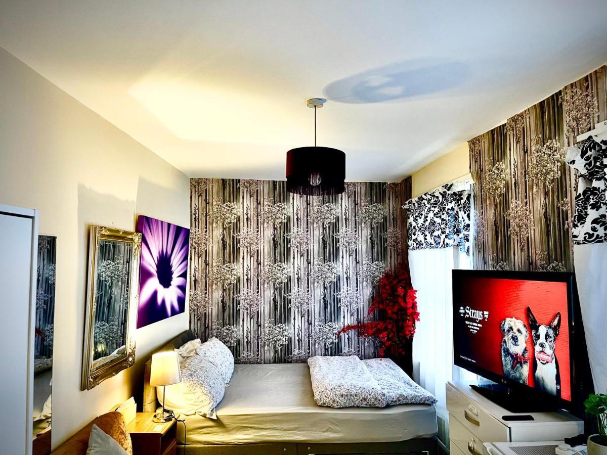 לונדון Comfy Double Bedroom With A Private Toilet מראה חיצוני תמונה