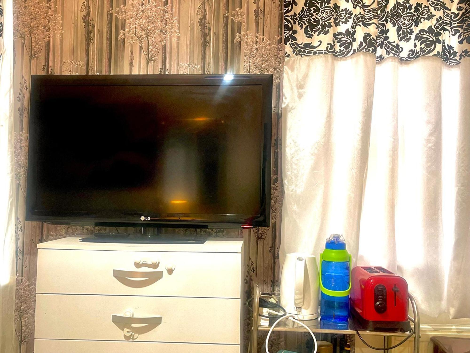 לונדון Comfy Double Bedroom With A Private Toilet מראה חיצוני תמונה